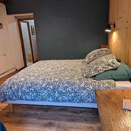 Le Sareymond Bed & Breakfast Menee ภายนอก รูปภาพ