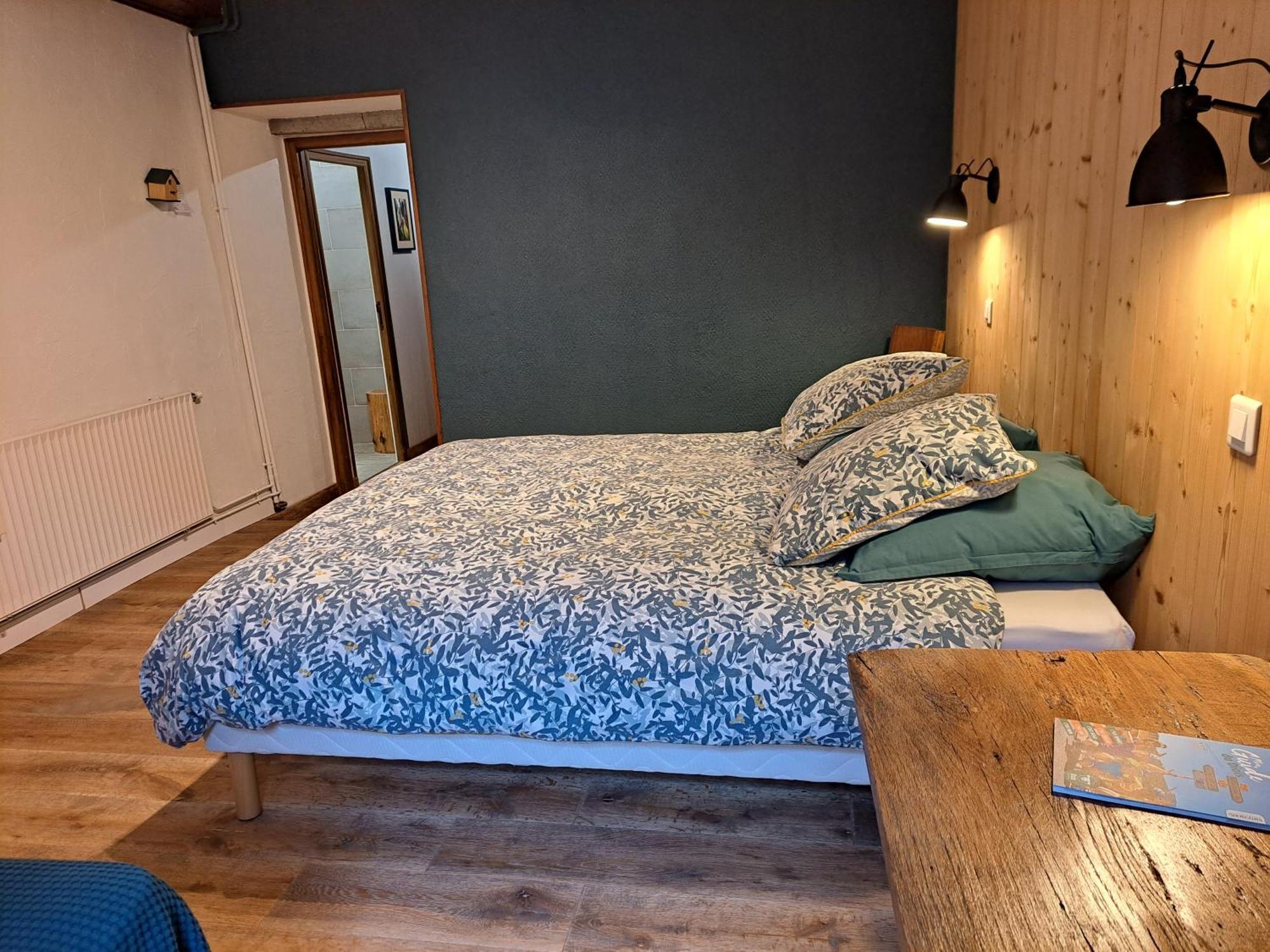 Le Sareymond Bed & Breakfast Menee ภายนอก รูปภาพ